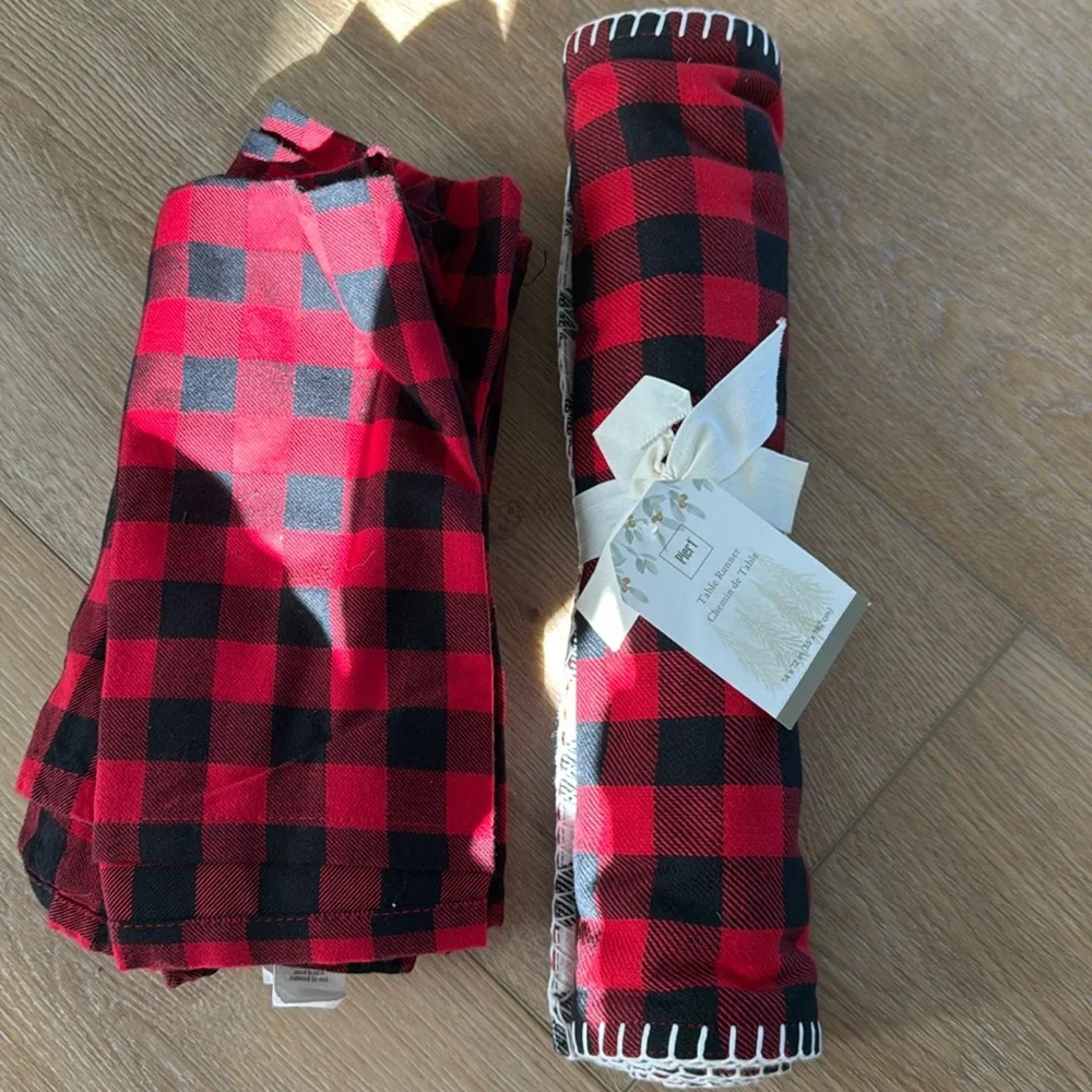 Pier one table runner and napkins